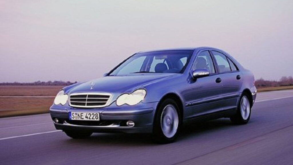 Mercedes-Benz C-200 2003 na estrada.