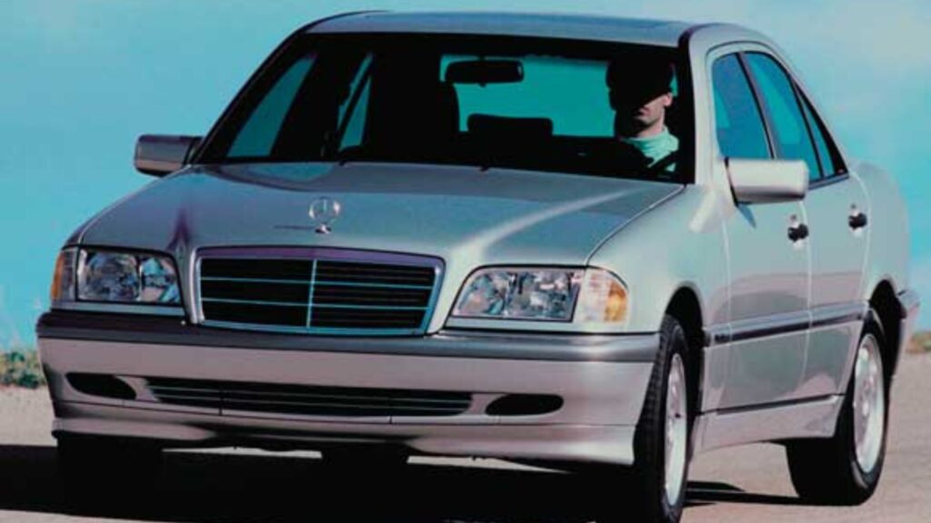 Mercedes-Benz C180 1999 prata na estrada.