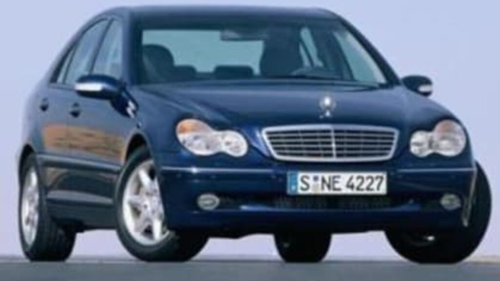 Mercedes-Benz C180 2000 preto na diagonal