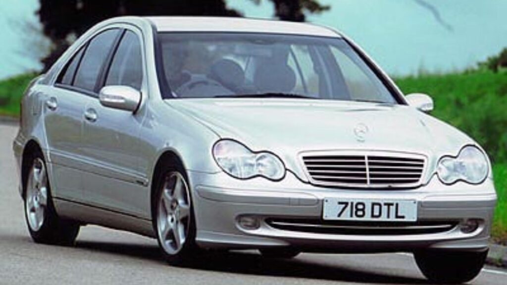Mercedes-Benz C180 2001 prata na estrada