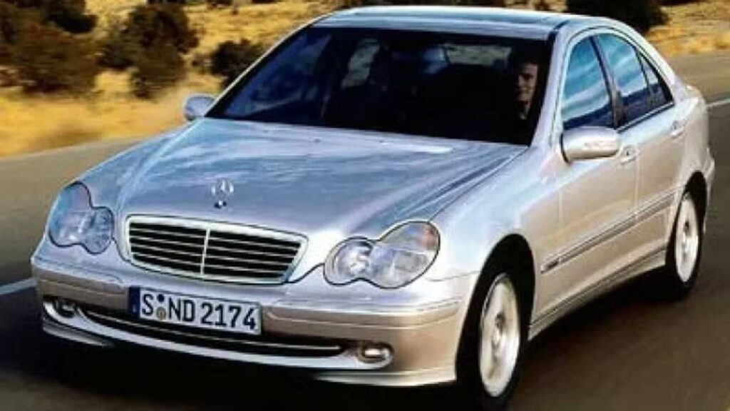 Mercedes-Benz C180 2002 prata na estrada