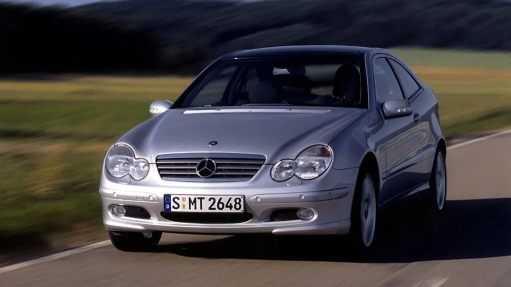 Mercedes-Benz C180 2004 na estrada