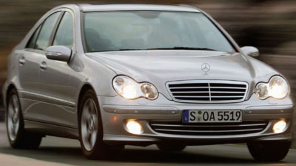 Mercedes-Benz C180 2005 prata em movimento