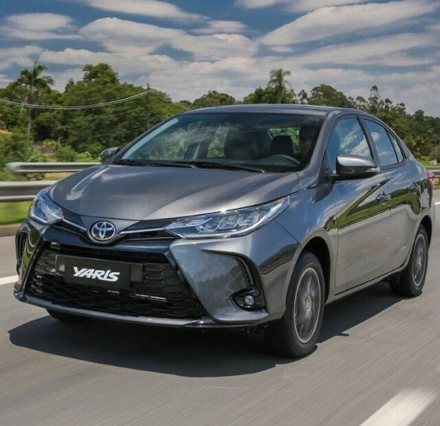 Toyota Yaris na estrada em movimento