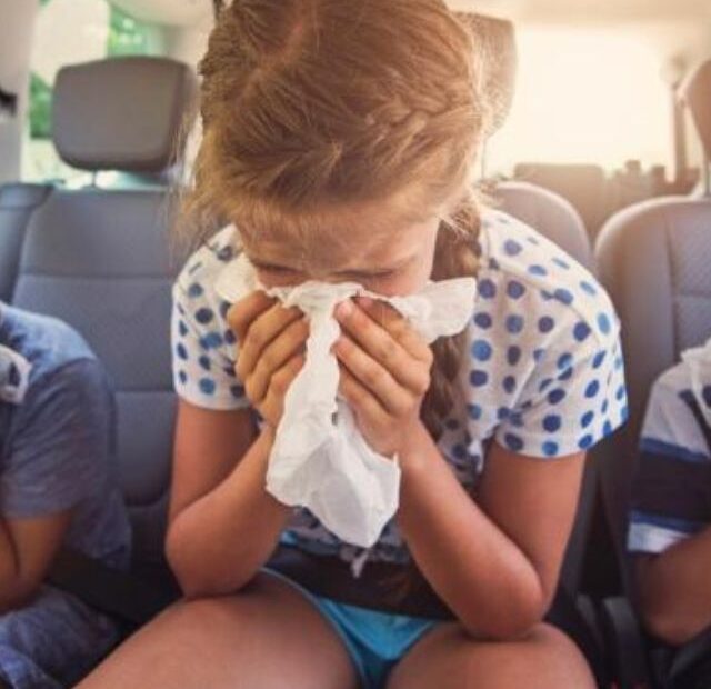 Criança enjoada no carro