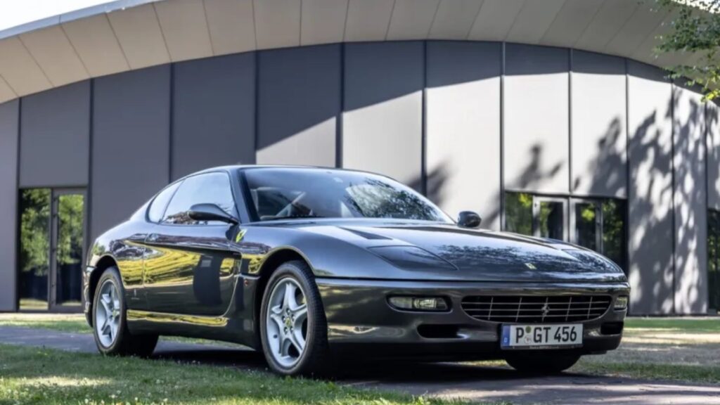 Ferrari 456 1994 preta parada