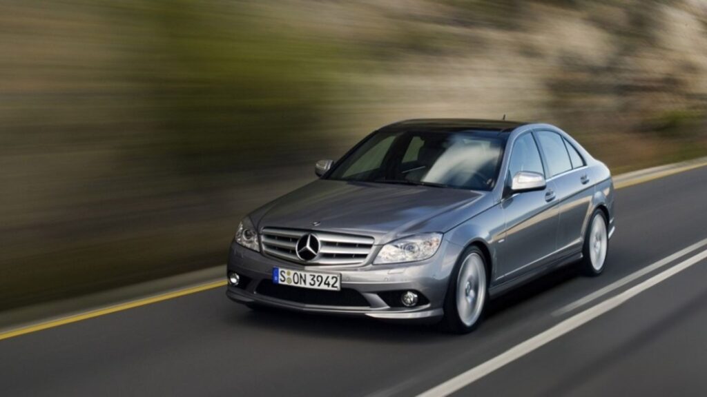 Mercedes-Benz C-200 2007 na estrada.
