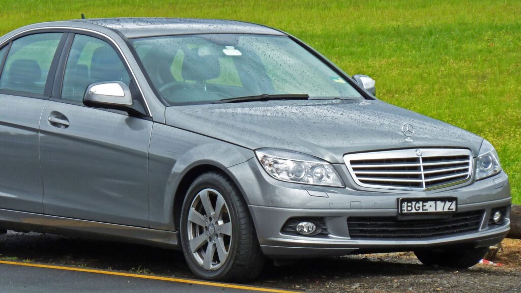 Mercedes-Benz C-200 2008 parado.