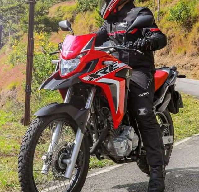 Moto XRE vermelha