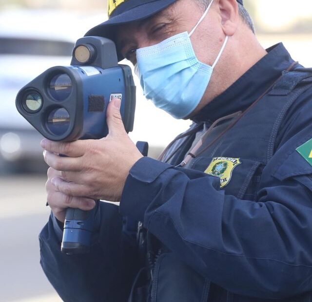 Policial com radar na mão