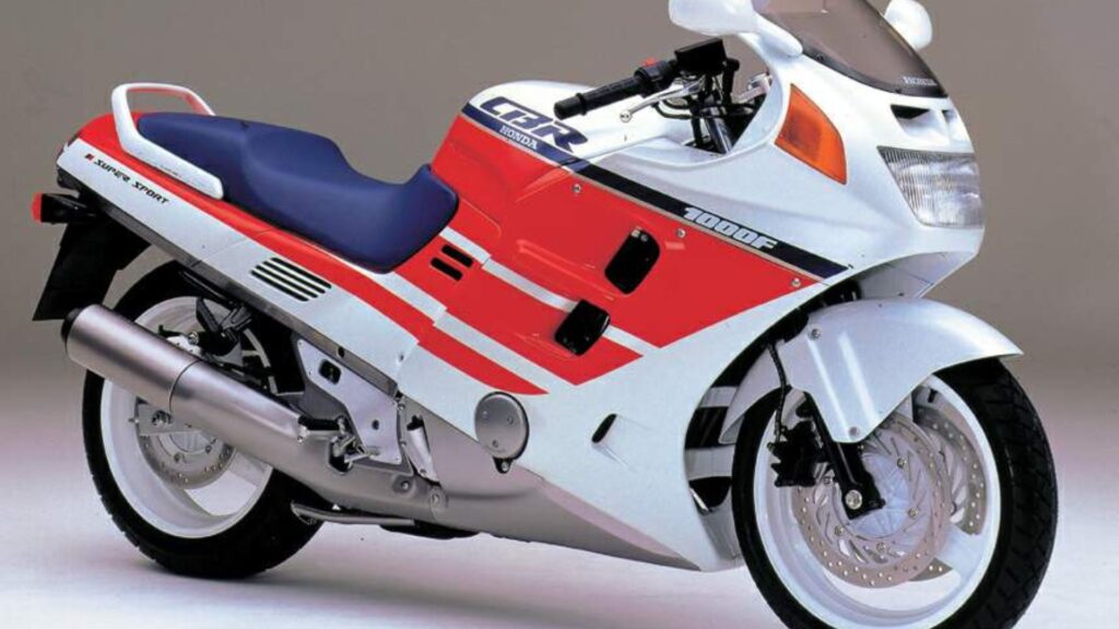 Honda CBR 1000 F 1992 vermelha na diagonal.
