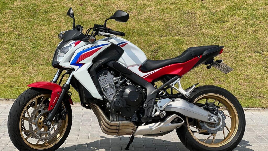 Honda CB 650F 2016 vermelha na diagonal;
