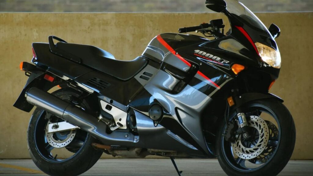 Honda CBR 1000 F 1993 preta na diagonal.