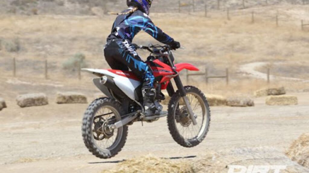 HONDA CRF 230 F 2014 na terra.