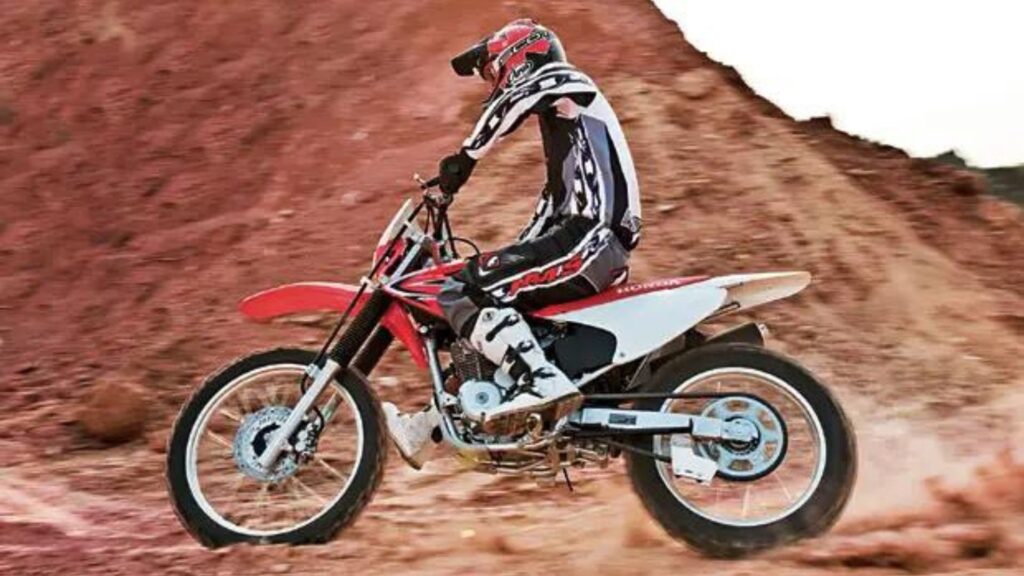HONDA CRF 230 F 2016 em movimento.