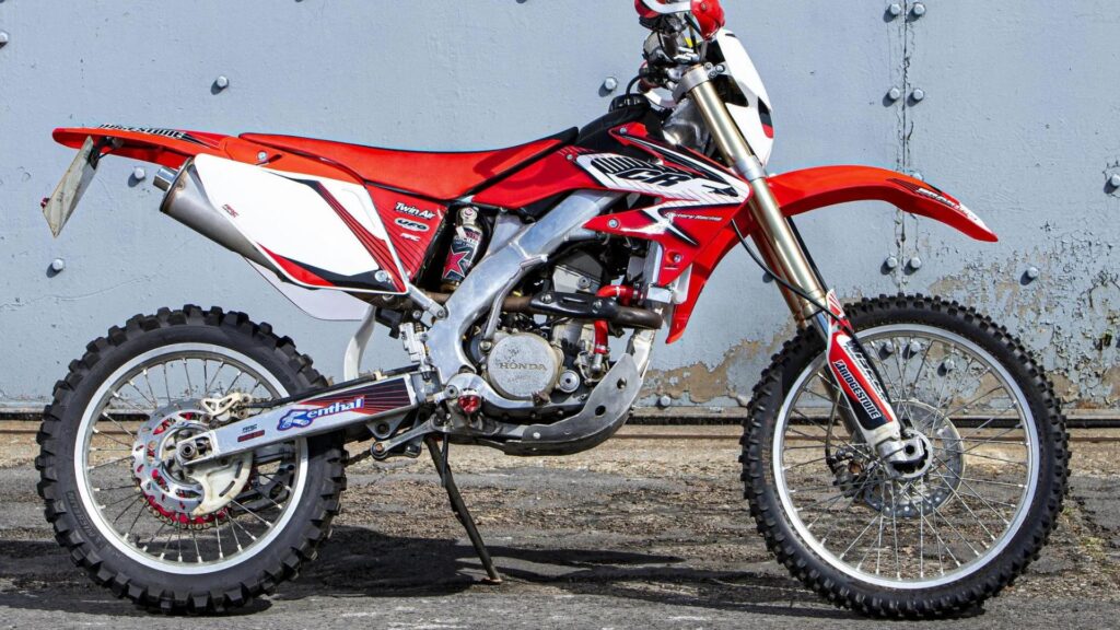 Lateral da Honda CRF 250 X 2007.