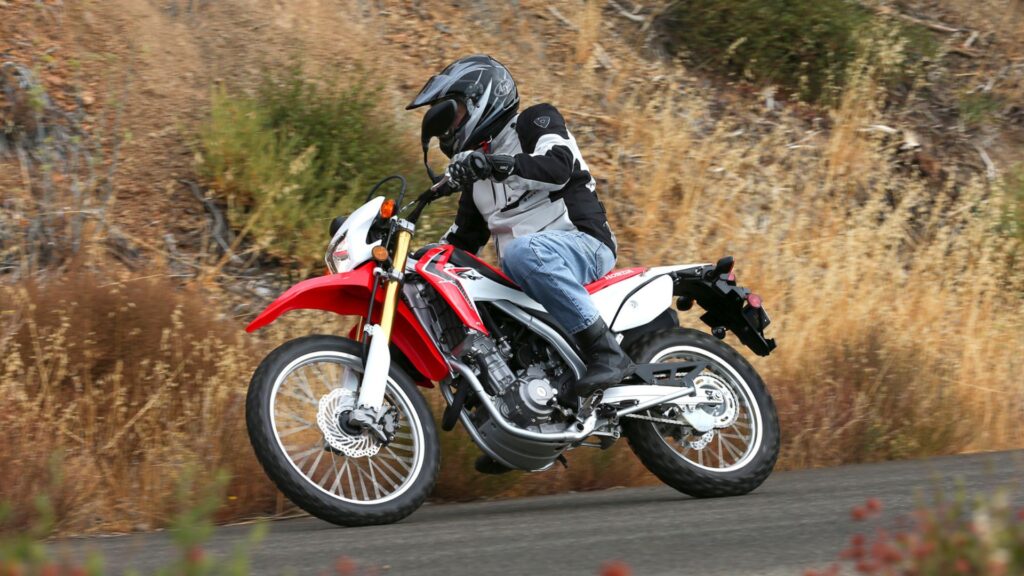 Honda CRF 250L 2013 na estrada.