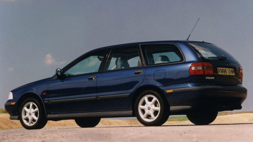 Lateral do Volvo V40 1997.