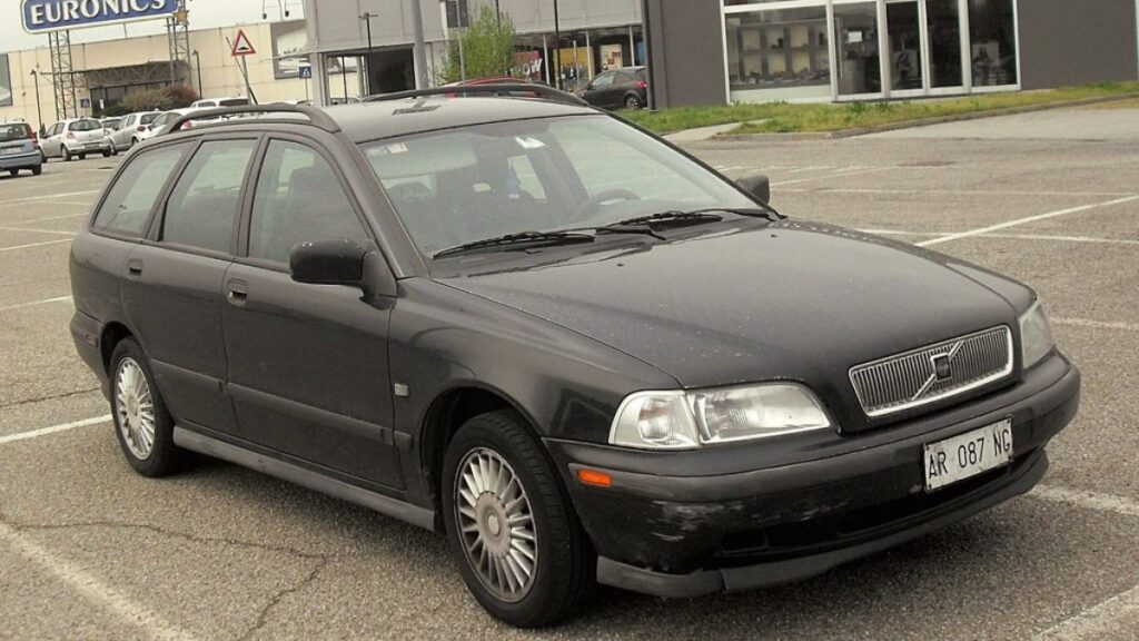 Volvo V40 1998 estacionado.