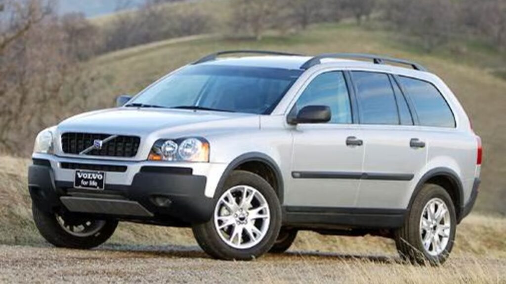 Volvo XC 90 2004 prata parado.