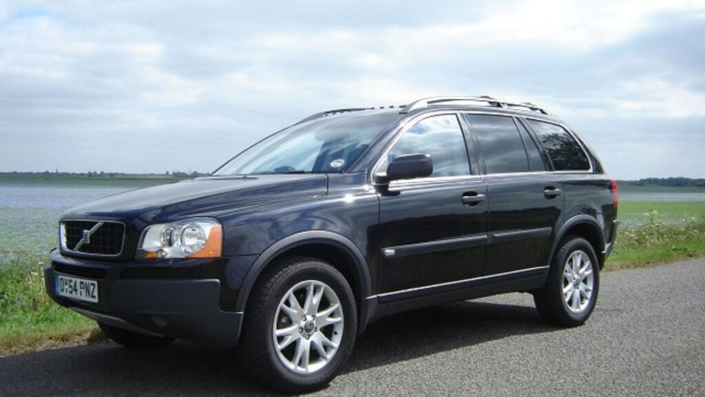 Volvo XC 90 2005 parada na estrada.
