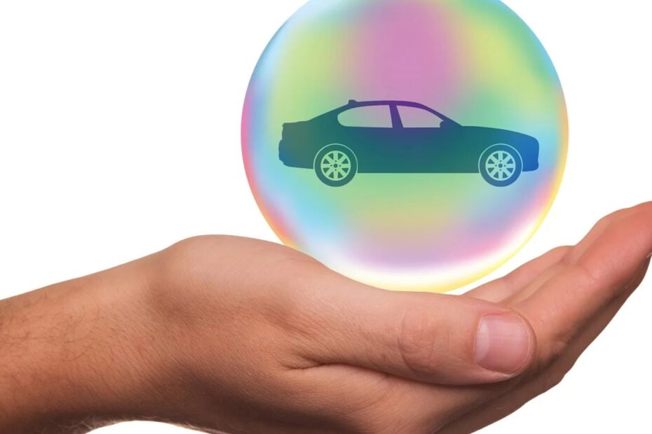 Homem segurando uma bolha com um carro dentro com a mão em fundo branco.