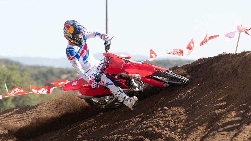 Honda CRF 450 R 2020 em movimento na pista.