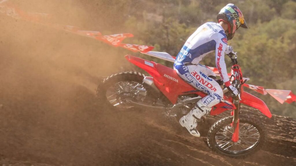 Honda CRF 450 R 20201 em movimento na pista.