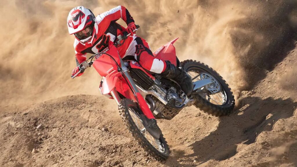 Honda CRF 450 R Zero KM na trilha.