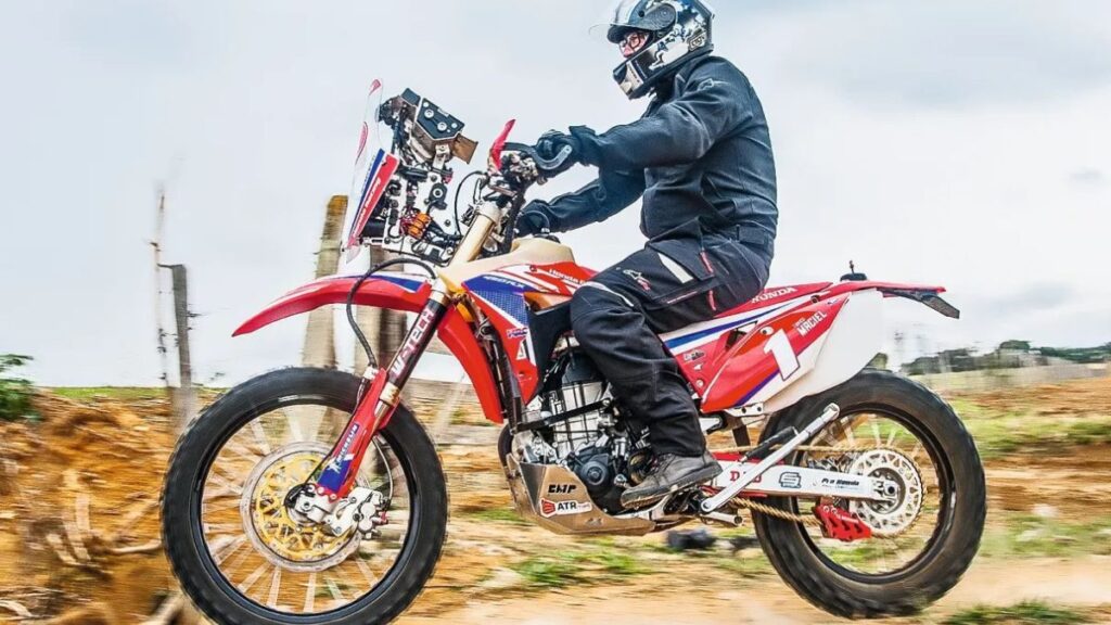 Honda CRF 450 RX Zero KM vermelha em movimento.