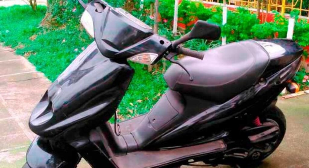 Emme Mirage 1997 preto parado na diagonal.