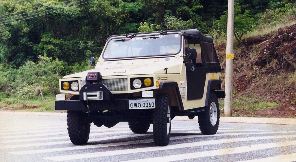 Engesa 1991 branco parado na diagonal.