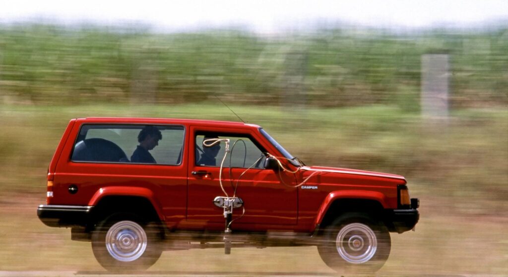 Envemo Camper 1992 vermelho em velocidade.