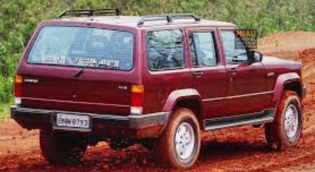 Envemo Camper 1993 vermelho de costas.