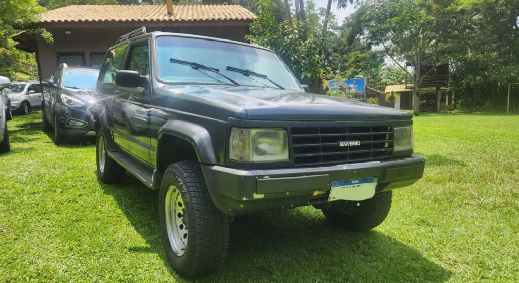 Envemo Camper 1994 preto parado na diagonal.