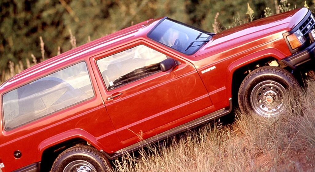 Envemo Camper 1995 vermelho parado de lado.