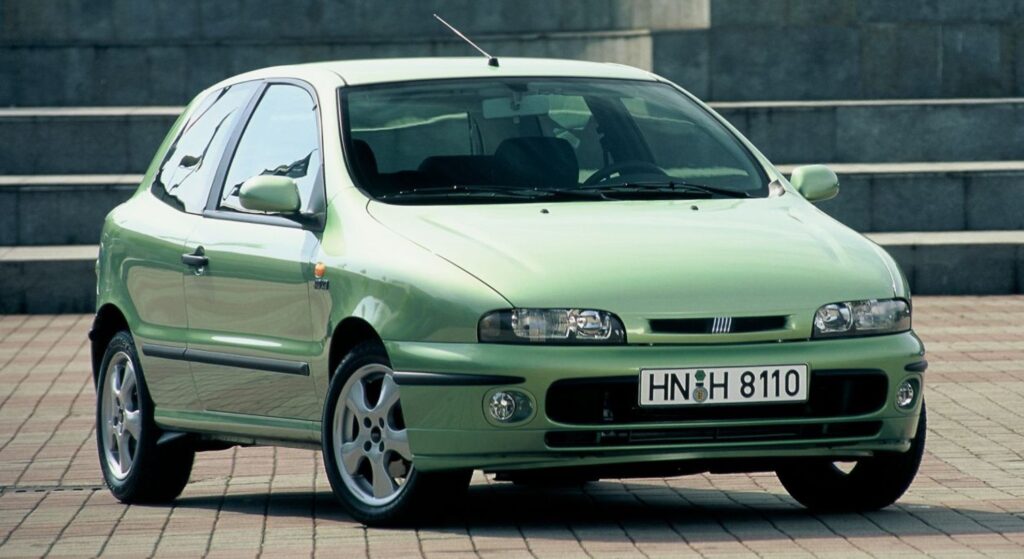 Fiat Bravo 1998 verde parado na diagonal.