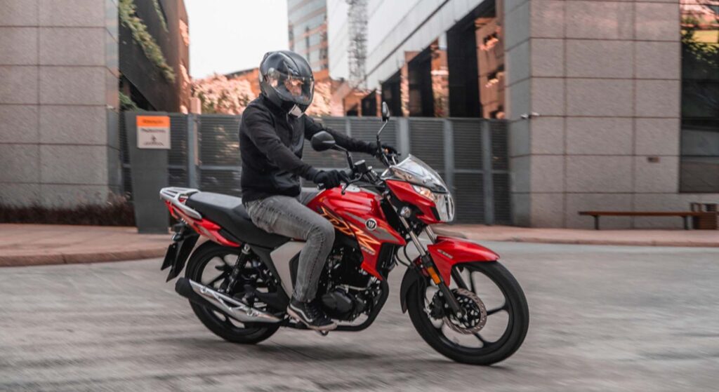 Haojue DK 150 Zero Km vermelha em velocidade.