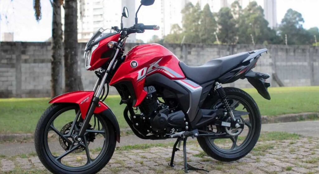 Haojue DK 160 vermelha parado de lado.