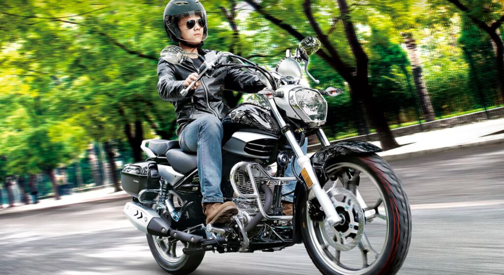 Haojue Master Ride 150 preto em velocidade.