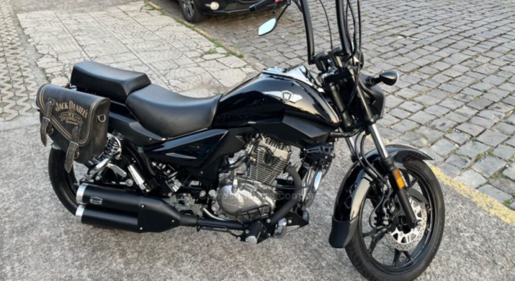 Haojue Master Ride 150 preta parada de lado.