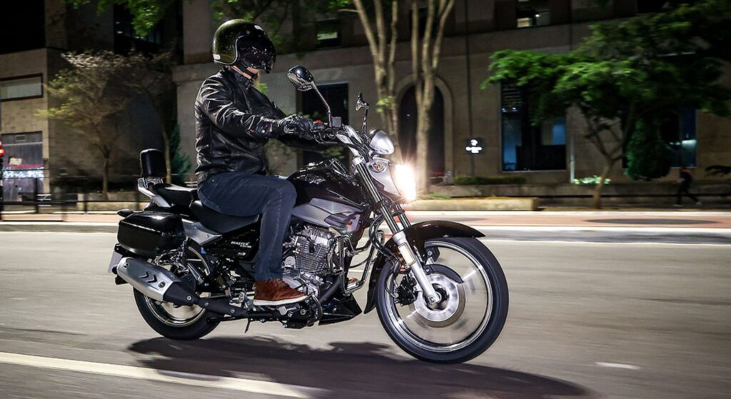 Haojue Master Ride 150 preta em velocidade.