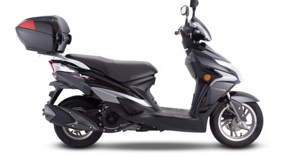 Haojue VR 150 cinz aparada de lado.