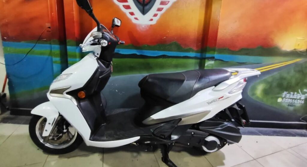Haojue VR 150 branco parado de lado.