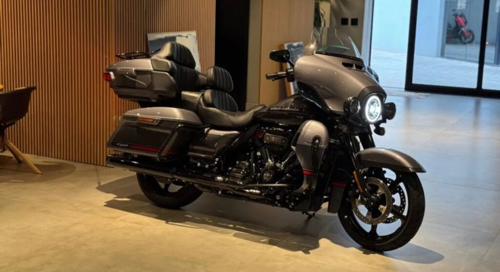 Harley-Davidson CVO 2020 cinza parado na diagonal.