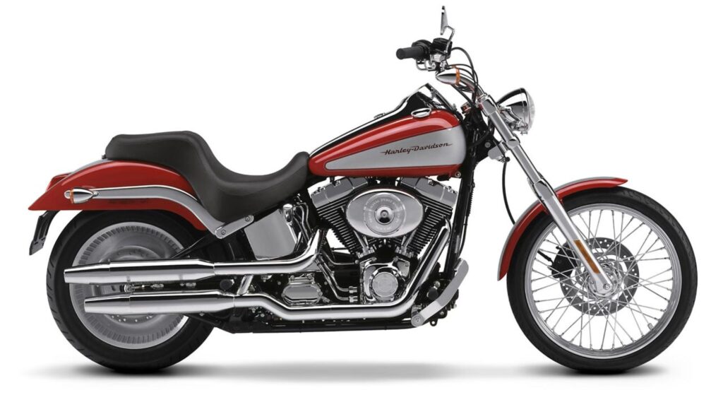 Harley-Davidson Deuce 2002 vermelha parada de lado.