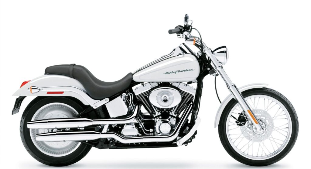 Harley-Davidson Deuce 2004 branca parada de lado.