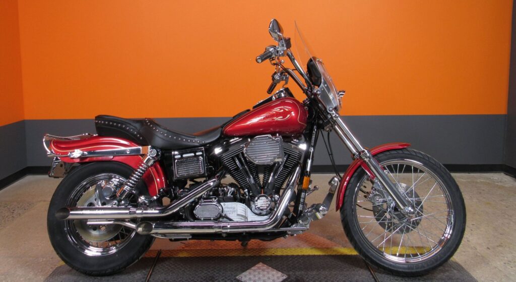 Harley-Davidson Dyna 1994 vermelha parado de lado.