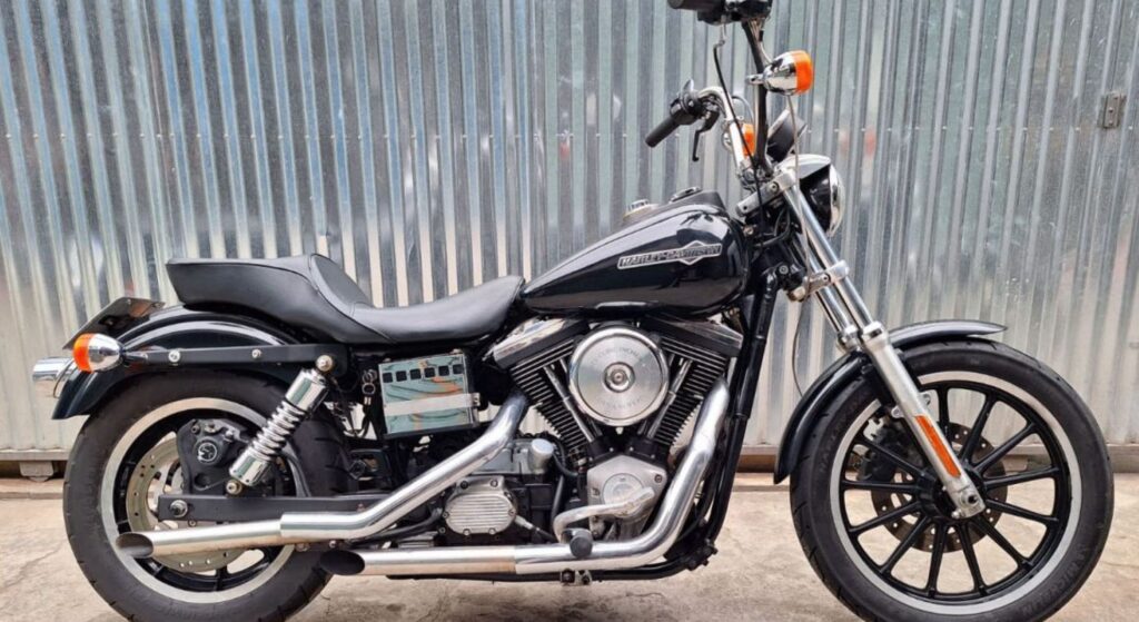 Harley-Davidson Dyna 1995 preta parado de lado.