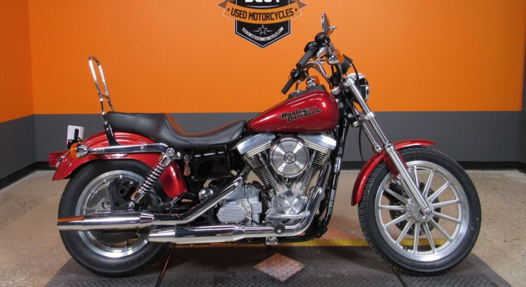 Harley-Davidson Dyna 1996 vermelha de lado.